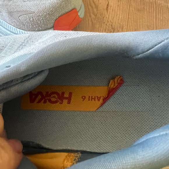 Hoka Arahi 6 in Light Gray and Orange - Picture 10 of 13